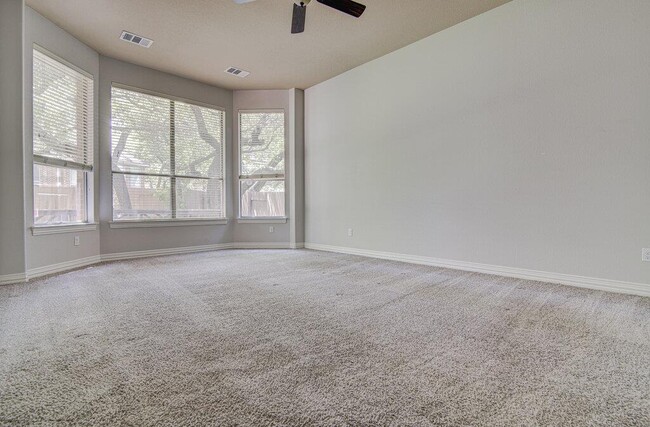 Building Photo - 1425 River Forest Dr