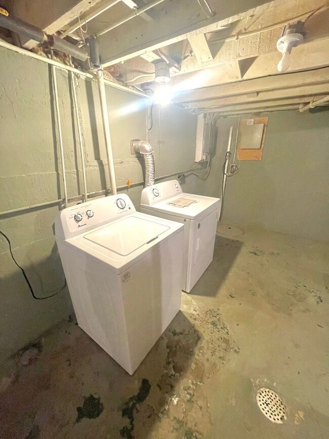 Building Photo - AVAILABLE NOW! - Gorgeous 3 Bedroom 1 Bath...