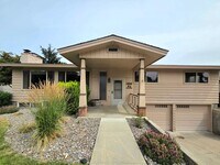 Building Photo - ** Oversized 4-Bedroom House w/ 2-Car Garage, & Fenced Backyard in a great Wenatchee Neighborhood!