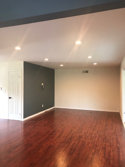 Building Photo - Single story 3 bed, 2 bath home with RV Ac...