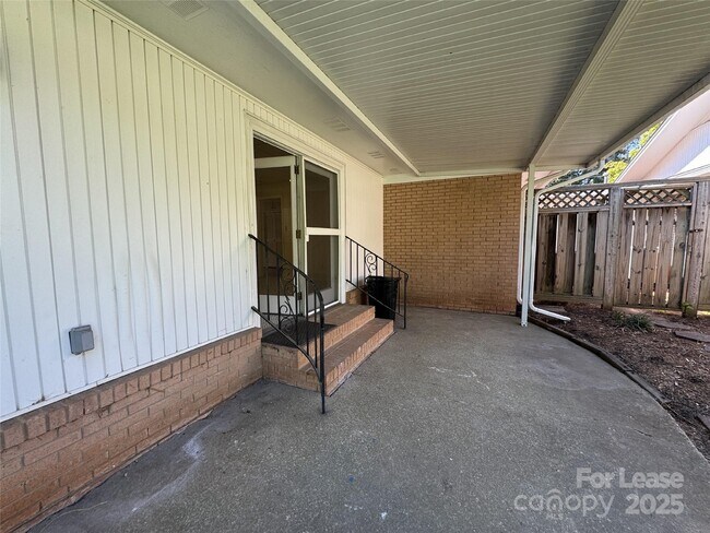 Building Photo - 201 Livingston Dr