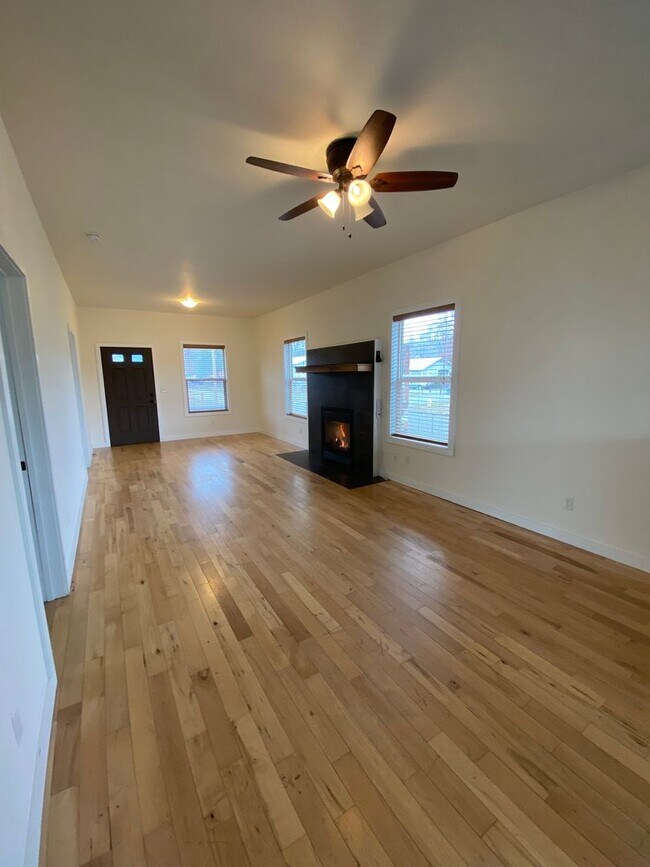 Building Photo - 1801 Russell Ave