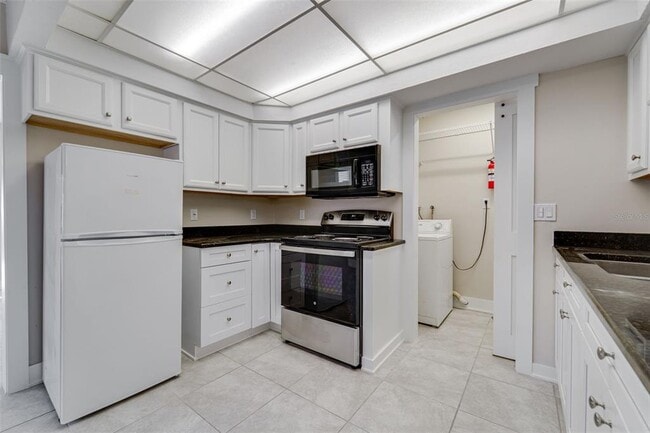 Building Photo - 553 72nd Ave