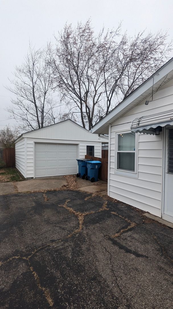 Building Photo - 3 Bedroom Rach & Fenced in Yard