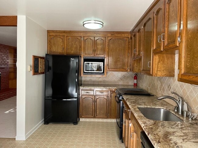 Building Photo - 130 E Emerson Ave