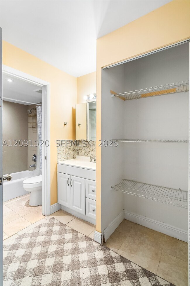 Building Photo - 3710 Inverrary Dr