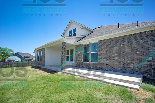 Building Photo - Stunning 4 bedroom 3 bath Plus an Office