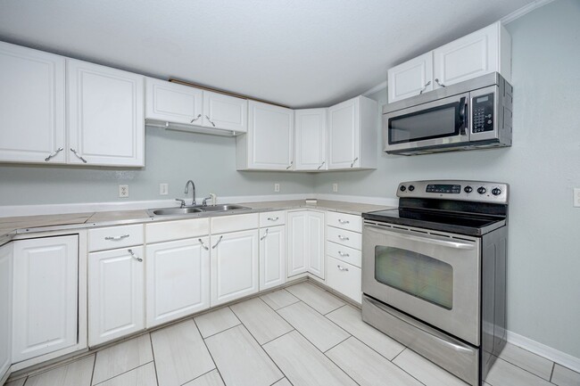 Building Photo - Charming 4-Bedroom, 2-Bath Home in a Prime Location