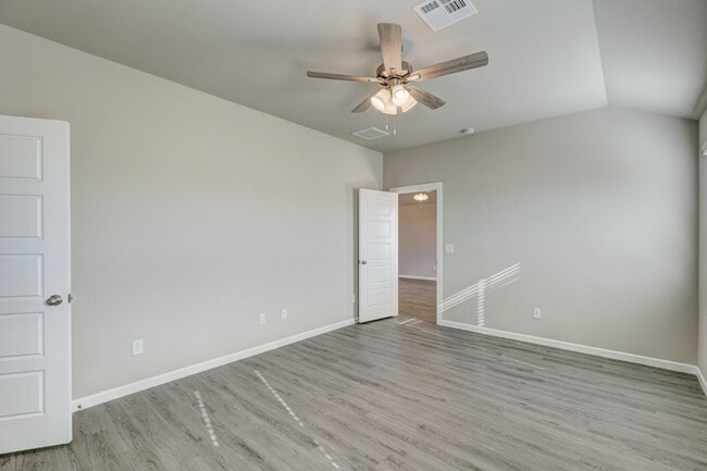 Building Photo - Newer Home for Rent in Mustang Schools! Up...