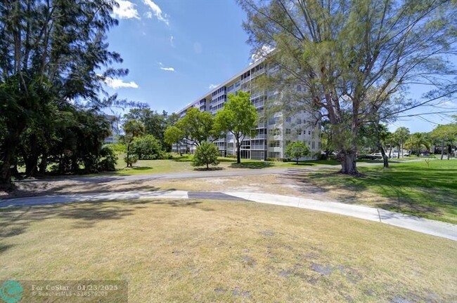 Building Photo - 3200 N Palm Aire Dr