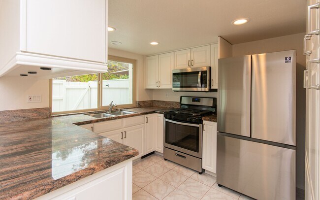 Building Photo - 3 Bedroom, 2.5 Bathroom Townhome!
