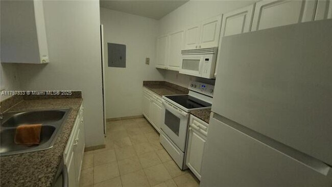 Building Photo - 5900 Collins Ave