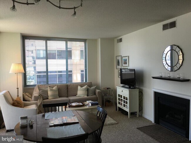 Building Photo - 851 N Glebe Rd