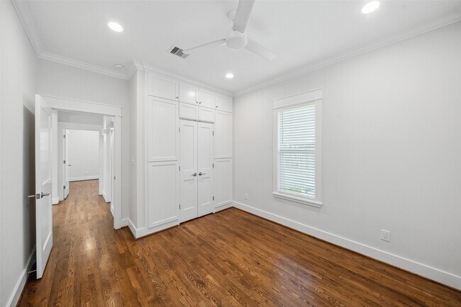 Building Photo - 623 E 12th 1/2 St