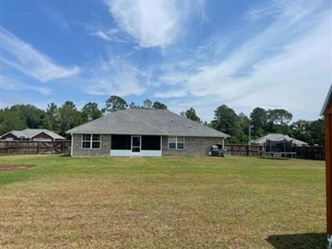 Building Photo - 4 bedroom beautiful home available August 14!!