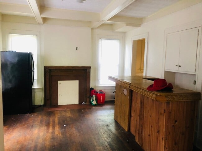 Building Photo - Large House w/ off-street parking & 3 BATHROOMS!