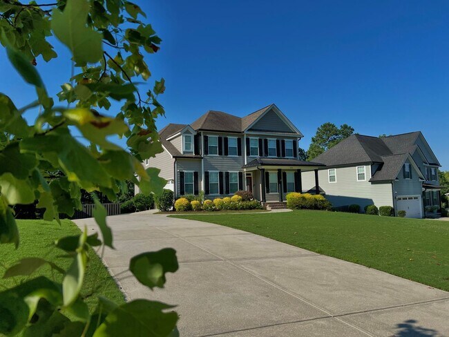 Building Photo - Estate STYLE home with pool and basement i...