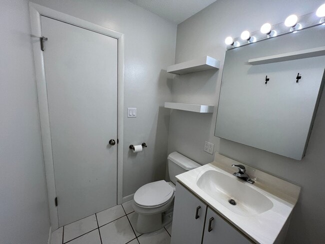 Building Photo - The Little Bungalow of Your Dreams Near East Bay! 2BR / 1BA Long-Term Rental