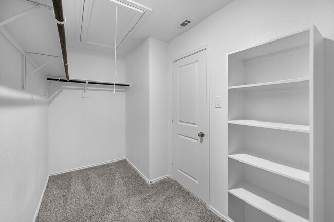 Building Photo - 3038 Lake Crest Dr