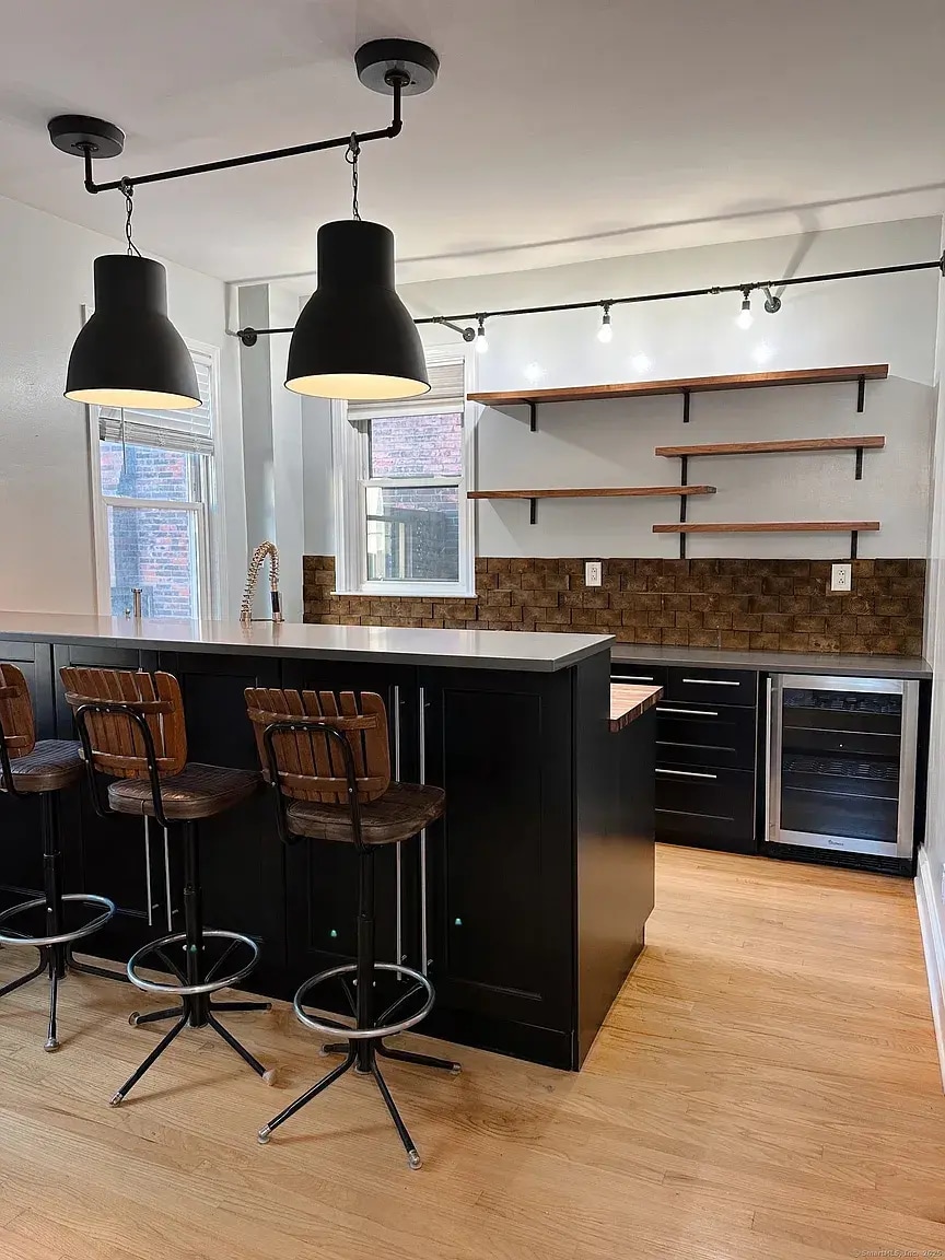 Building Photo - 99 Olive St