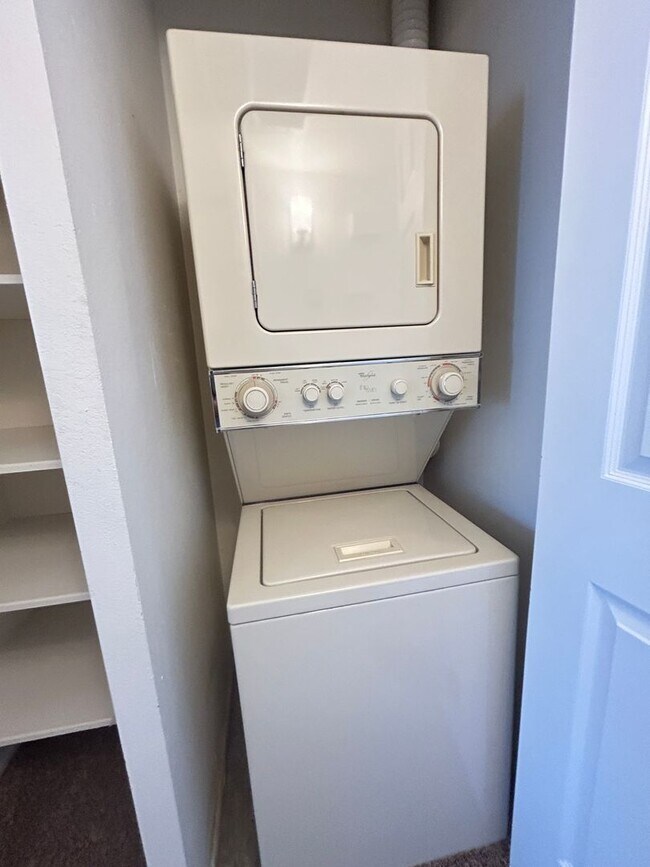 Building Photo - Spacious 2 Bedroom, 2 Bathroom Condo