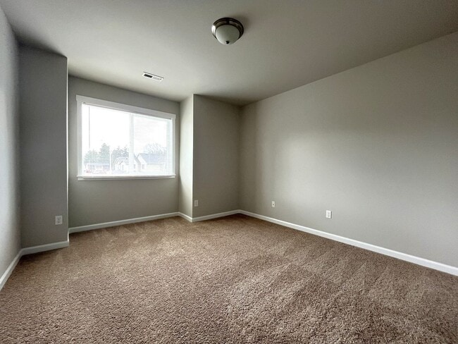 Building Photo - Well-Appointed 4BR/2.5BA Home with Spacious Living Areas & Modern Kitchen