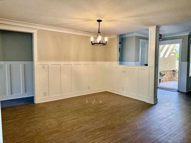 Building Photo - 3027 Oakwood Ln