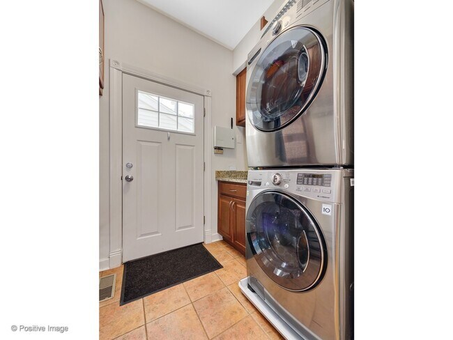 Building Photo - Rarely available single family home for rent in the Southport Corridor!