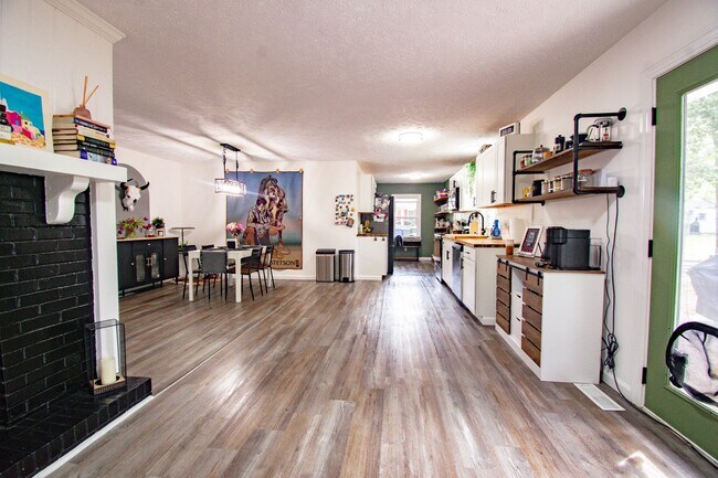 Building Photo - Coming Soon! 4 Bedroom 2 Bathroom Home: Pets Okay!