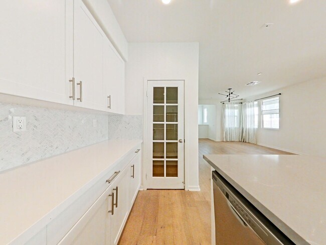 Building Photo - Los Alamitos Condo - 3 Bedroom / 2.5 Bathr...