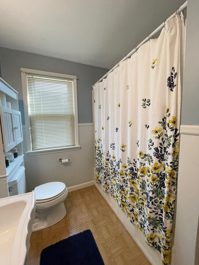 Full Bathroom - 3392 Howlett Hill Rd