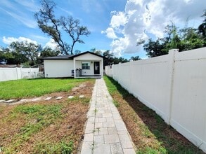 Building Photo - 922 W Knollwood St