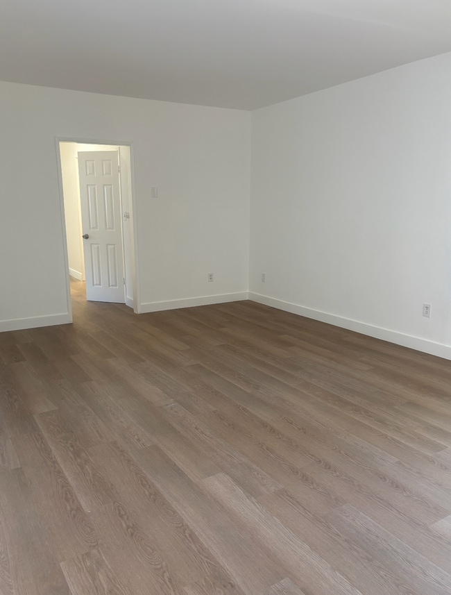 Interior Photo - 7061 Whitsett Avenue
