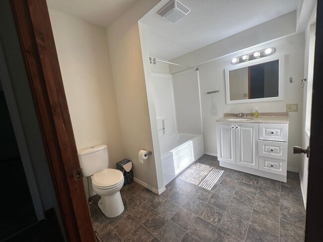 Building Photo - 3-Bedroom Home near Downtown Bloomington!