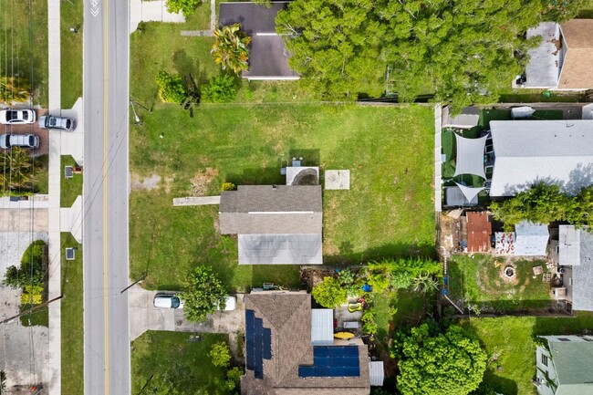 Building Photo - Won't Last! Apply NOW!  App fee REDUCED $25 ASAP $1995 3br/1bath CUTE House w/ HUGE YARD *** Newl...