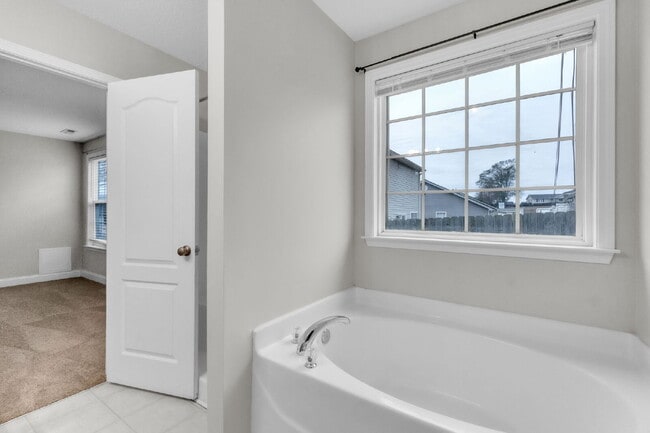 Building Photo - 3BR/2BA Home in Tyger Pointe with Bonus Room & Fenced Yard!