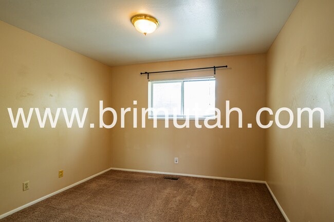 Building Photo - 4836 Highland Cir