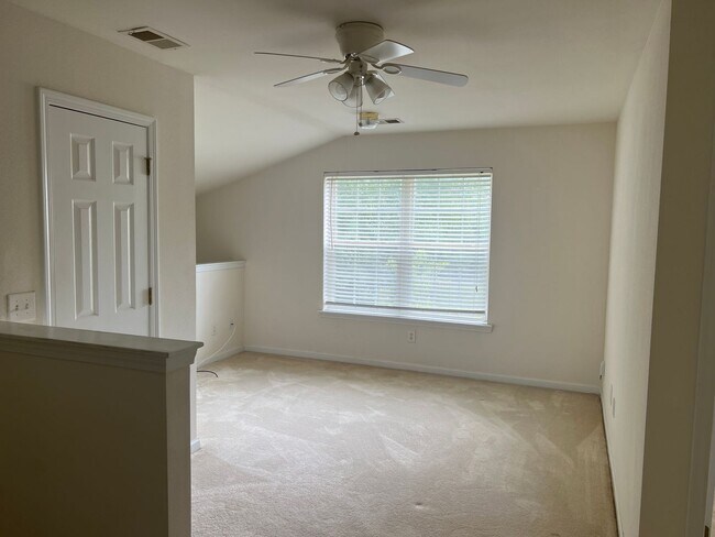 Building Photo - Gorgeous 3 Bedroom townhome in Carolina Fo...