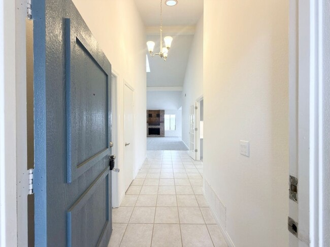 Building Photo - Centrally Located Single Level in Oceanside!