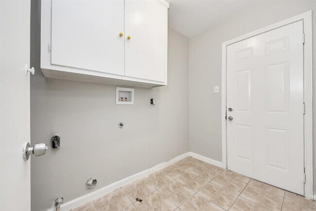 Building Photo - 7911 Pella Dr