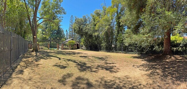 Building Photo - Beautifully Updated 3 Bedroom, 2.5 Bathroom Townhome!
