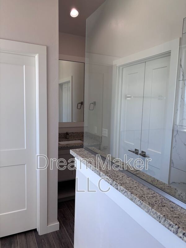 Building Photo - 900 Apple Blossom Wy