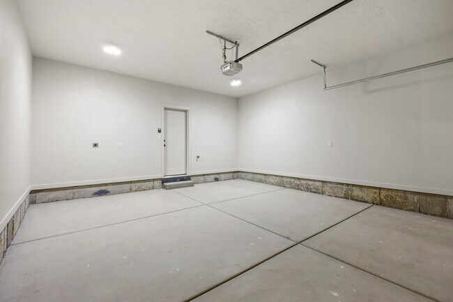 Building Photo - 1175 N Meridian Ln