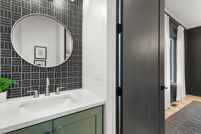 Building Photo - AVAILABLE NOW. Fully Furnished Stunning Executive Townhome in Germantown $9,500 per month (6 mont...