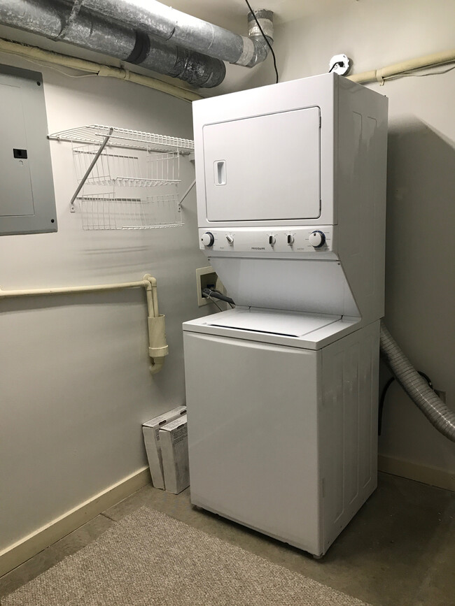 Utility Room & Washer/Dryer - 170 Boulevard SE