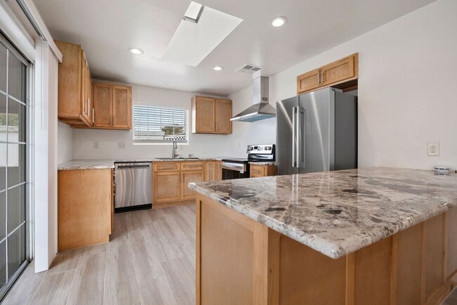 Building Photo - Beautiful Remodeled 3 Bedroom Duplex