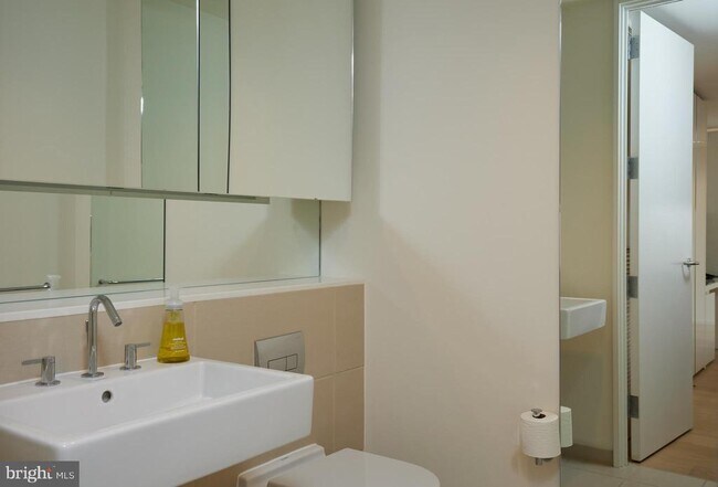 Building Photo - 925 H St NW