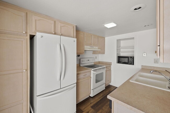 Building Photo - Close to Fort Carson and Cheyenne Mountain, 3 bedroom townhome with 2 car garage.