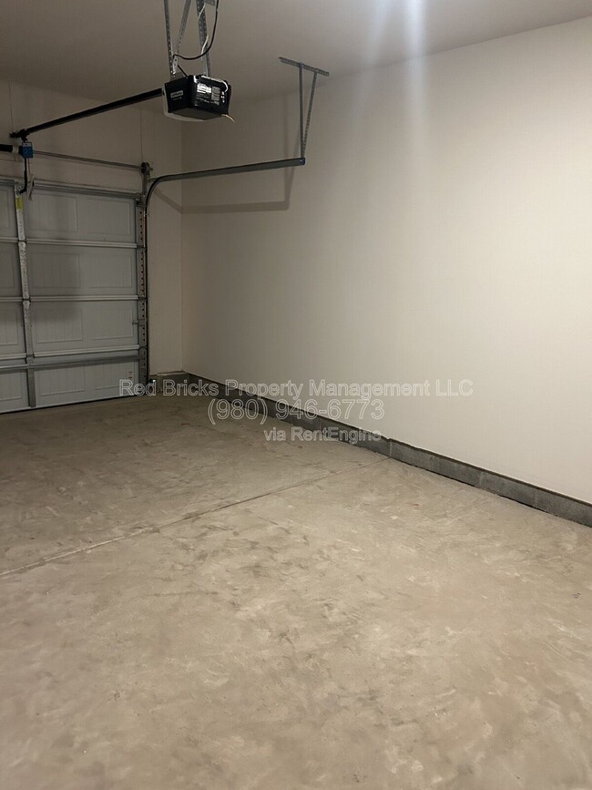 Building Photo - 1816 Braemar Vlg Dr