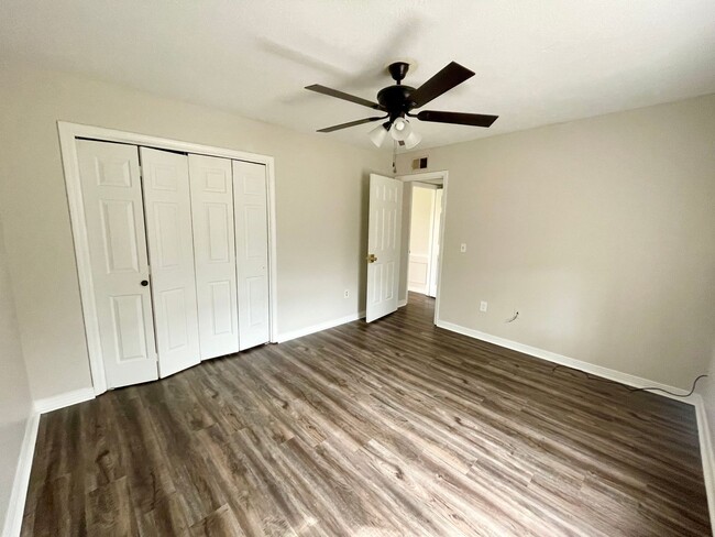 Building Photo - 3 Bed Town Home in North East Jackson!